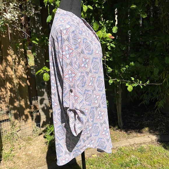 LUSH V Neck Blue Pink white Abstract Beautiful Blouse Top Summer M - Picture 3 of 7